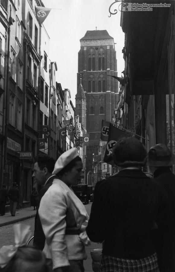 Danziger Straßenszene mit Hakenkreuzfahnen (1937)